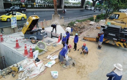 งานวางท่อระบายน้ำกลางถนน - บริการรับเหมาก่อสร้าง ปทุมธานี