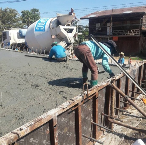 เทคอนกรีตถนน