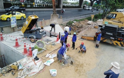 งานวางท่อระบายน้ำกลางถนน
